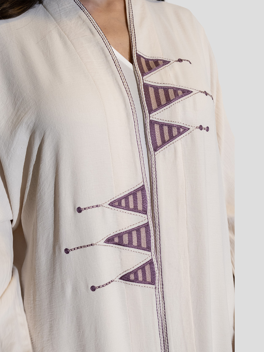 white abaya inspired by the Bidi heritage
